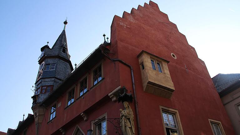 Schön, aber schadhaft: Das Ochsenfurter Rathaus (Archivfoto) muss saniert werden. Die genauen Kosten stehen noch nicht fest.