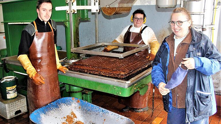Ein Familienbetrieb mit Kelter-Tradition: Annette Drescher (Mitte) mit ihrer Tochter Ida und Enkel Nicolas in Eichfeld.