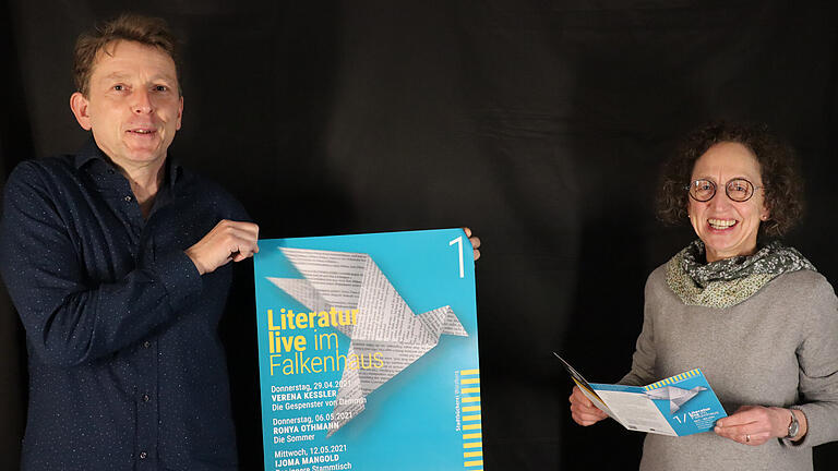 Martha Maucher, Leiterin der Stadtbücherei und Frank Paulus, verantwortlicher Mitarbeiter für die Lesungen, präsentieren das neue Programm „Literatur Live im Falkenhaus“ – für die Zeit nach Corona. Martha Maucher, Leiterin der Stadtbücherei und Frank Paulus, verantwortlicher Mitarbeiter für die Lesungen, präsentieren das neue Programm „Literatur Live im Falkenhaus“ – für die Zeit nach Corona.