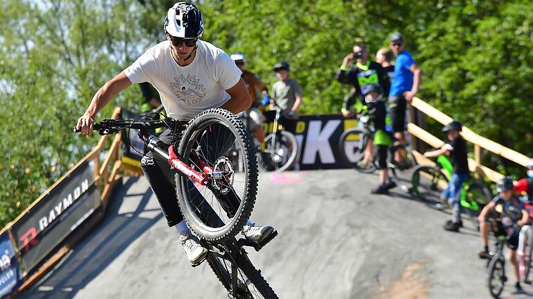 Der Bike-Park der DJK Oberschwarzach lockt auch Zuschauende und Sporttreibende von weiter weg an. Der Bike-Park der DJK Oberschwarzach lockt auch Zuschauende und Sporttreibende von weiter weg an.