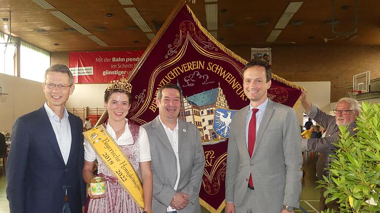 Waben-Verbund: OB Sebastian Remelé, Bayerns Honigkönigin Katharina, Vorsitzender Gerd Götz, Landrat Florian Töpper sowie, an der Fahne, zweiter Vorsitzender Udo Kossowski feierten 150 Jahre Bienenzuchtverein Schweinfurt.