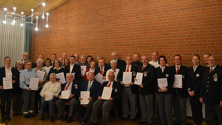 Viele der Geehrten beim Bayerischen Roten Kreuz in Schweinfurt, zusammen mit Verantwortlichen.