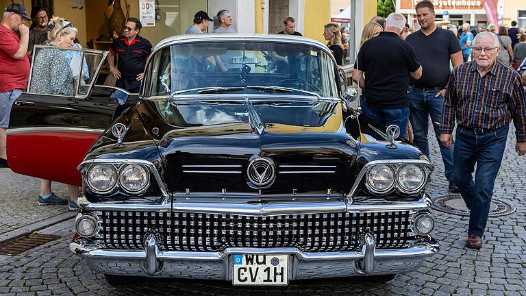 Die Oldtimerausstellung 'Geo Classics' zog am Sonntag Tausende Besucherinnen und Besucher in die Gerolzhöfer Altstadt.