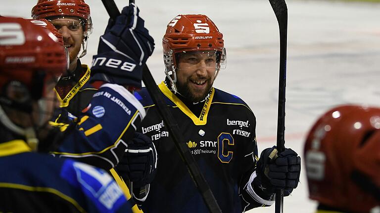 Er hatte gut lachen: Dylan Hood (Mitte) gewann mit den Mighty Dogs Schweinfurt gegen den amtierenden Bayernliga-Meister EHC Königsbrunn mit 6:4.