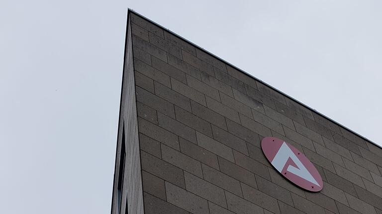 Agentur für Arbeit Düsseldorf       -  Die Zahl der Arbeitslosen in Bayern ist im Oktober leicht zurückgegangen. (Archivbild)