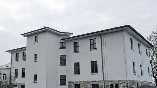 Noch gut erhalten: In die ehemalige Flugschule auf den Leighton Barracks sollen bis zum Ende der Landesgartenschau 2018 mehrere Büros städtischer Dienststellen einziehen. Das Bild zeigt die Rückseite.
