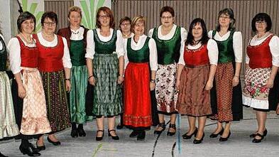 Über 60 Frauen im Landkreis haben sich schon die Haßberge-Tracht genäht. Beim Landfrauentag waren viele von ihnen vertreten, natürlich setzte sich auch die Kreisvorstandschaft an die Nähmaschine. Beim Landfrauentag wurde die Tracht nochmals offiziell vorgestellt.