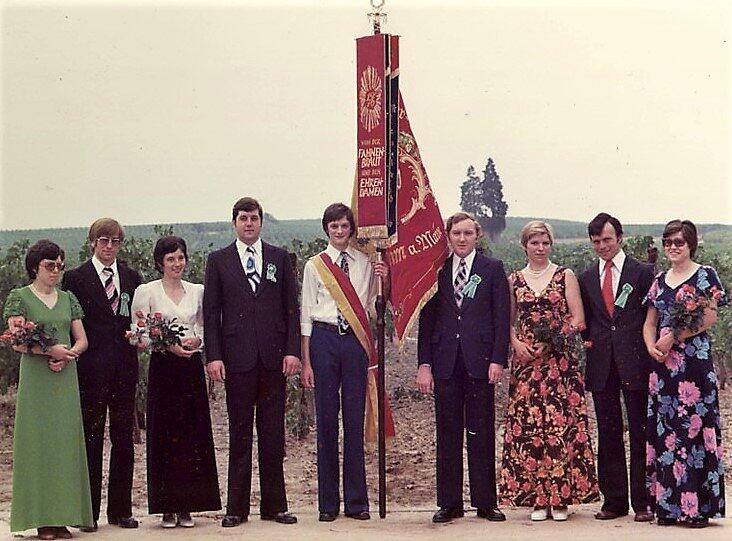 Elf junge Männer und Frauen gründeten am 2. Juni 1968 den Weingenießerclub (WGCN) Nordheim. Im Bild (von links): Rita Höhn, Ernst Borst, Agatha Höhn (heute Kaltenbach), Karl Heinz Zang, Fahnenträger Walter Braun, Gustav Förster, Rita Borst (Eichelmann), Kurt Eichelmann und Helene Östreicher (Borst). Es fehlen der bereits verstorbene Herbert Zang, Alfons Sauer und Doris Östreicher.&nbsp;