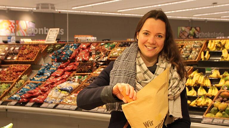 Leonie Nelkenstock packt ihr  Gemüse in die Papiertüte: Im Rhön-Center ist das  möglich, in anderen Märkten aktuell noch nicht. Foto: Ulrike Müller       -  Leonie Nelkenstock packt ihr  Gemüse in die Papiertüte: Im Rhön-Center ist das  möglich, in anderen Märkten aktuell noch nicht. Foto: Ulrike Müller