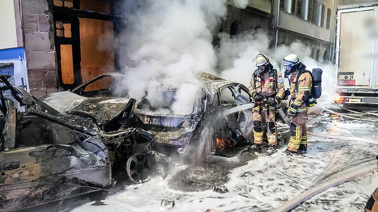 Das Ende einer Chaosfahrt: Feuerwehrleute sind mit letzten Löscharbeiten in dem Fürther Wohngebiet beschäftigt.