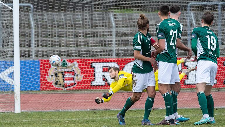 Der FC 05 hat das Nachsehen – in dieser Szene, die zum 1:2 führt und im ganzen Spiel gegen Illertissen. Der Schweinfurter Torhüter Bennet Schmidt lenkt den Freistoß zwar überragend an den Pfosten, im Nachschuss treffen die Gäste jedoch.