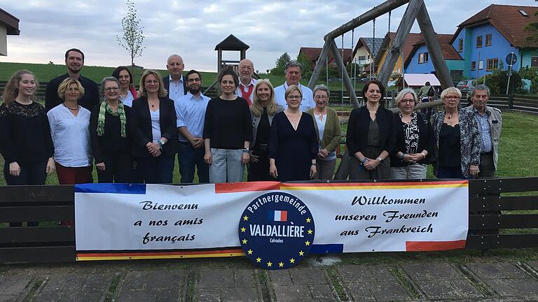 Über zehn Jahre Partnerschaft Triefenstein-Valdallière freuen sich von links: Jessica Wiegand, Maria Sebold, Karin Jeßberger, Magalie Lenormand, Christoph Müller, Jessica Thamm, Karin Öhm, Sabine Bésnier, Rolande Olivier, Kerstin Deckenbrock, Claudia Holzmann, Annie Moineaux, Noël Lebailly. Hintere Reihe: Tobias Jeßberger, Verena Thamm, Norbert Endres, Werner Thamm, Bruno Hock.