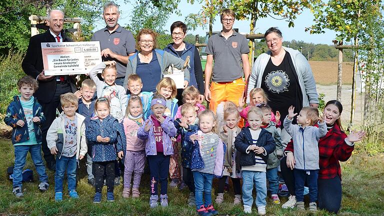 Das Gruppenfoto zeigt von links: Vorstandsmitglied Roberto Nernosi, Bürgermeister Thomas Heinrichs, Kreisfachberaterin Brigitte Goss, 2. Bürgermeisterin Andrea Reppert, Bauhofmitarbeiter Sebastian Ellert, Barbara Schreiber und Beatrice Wagner (beide Kindergarten Lülsfeld) sowie die Kindergartenkinder aus dem Kindergarten Lülsfeld.