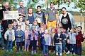 Das Gruppenfoto zeigt von links: Vorstandsmitglied Roberto Nernosi, Bürgermeister Thomas Heinrichs, Kreisfachberaterin Brigitte Goss, 2. Bürgermeisterin Andrea Reppert, Bauhofmitarbeiter Sebastian Ellert, Barbara Schreiber und Beatrice Wagner (beide Kindergarten Lülsfeld) sowie die Kindergartenkinder aus dem Kindergarten Lülsfeld.