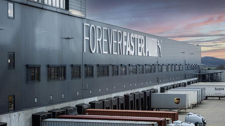 Das Puma-Logistikzentrum in Geiselwind, betrieben vom Bremer Unternehmen BLG Logistics. Das Puma-Logistikzentrum in Geiselwind, betrieben vom Bremer Unternehmen BLG Logistics.