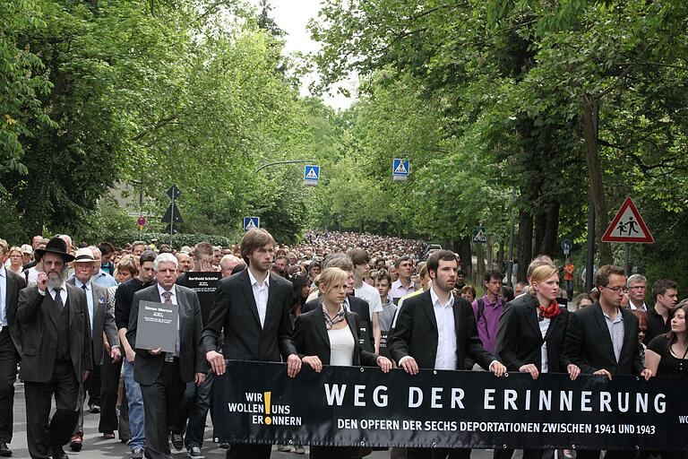 'Wir wollen uns erinnern': beim Erinnerungsgang am 10. Mai 2011.