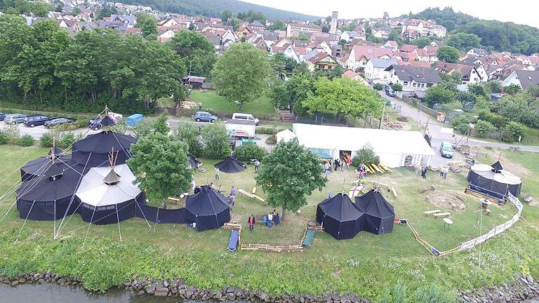 Die Pfadfinder vom Stamm St. Josef in Sendelbach feierten ihr 40-jähriges Bestehen mit einem dreitägigen Fest. Sie hatten an der Mainlände eine große Jurtenburg aufgebaut. Das Bild zeigt das Festgelände aus der Luft.