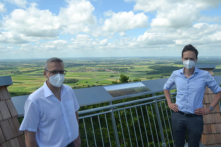 Frank Hart (links), der Leiter des Hochbauamts im Landratsamt Schweinfurt, gab zusammen mit Landrat Florian Töpper am Montag den neuen Zabelstein-Turm frei.