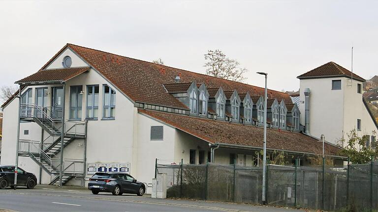 Das Veitshöchheimer Feuerwehrhaus soll um zwei neue Fahrzeughallen, weitere Lagerflächen und Unterbringungsmöglichkeiten des von außen zugehbaren Atemschutzpools erweitert und saniert werden.