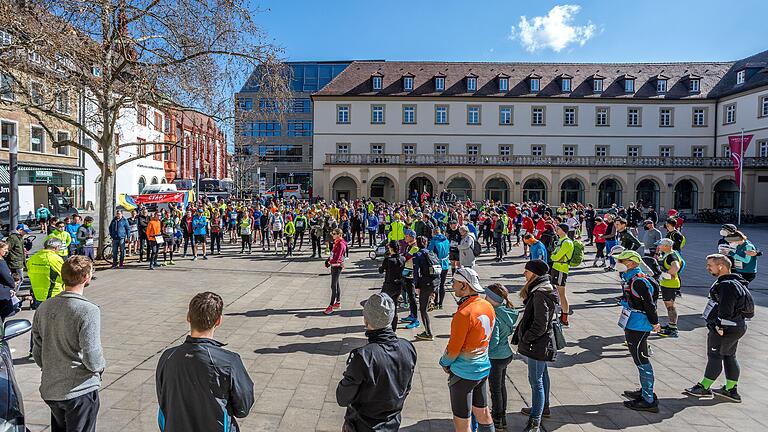 Bei strahlendem Sonnenschein nahmen rund 350 Menschen beim Würzburger Gedächtnislauf teil. Mit dem Event erinnern die Veranstalter unter anderem an die Zerstörung Würzburgs am 16. März 1945. Bei strahlendem Sonnenschein nahmen rund 350 Menschen beim Würzburger Gedächtnislauf teil. Mit dem Event erinnern die Veranstalter unter anderem an die Zerstörung Würzburgs am 16. März 1945.