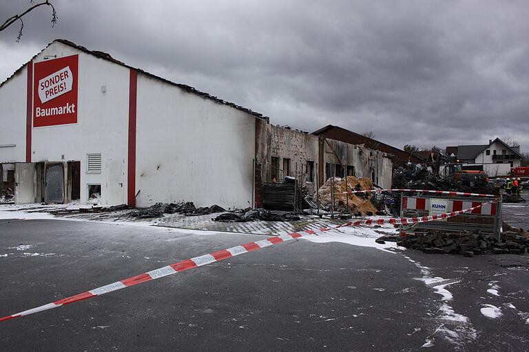 Am Sonntagmorgen waren die Feuerwehren beim Sonderpreis-Baumarkt mit Nachlöscharbeiten beschäftigt. Aus Sicherheitsgründen wurden zudem mit Baggern Außenwände umgedrückt. Am Sonntagmorgen waren die Feuerwehren beim Sonderpreis-Baumarkt mit Nachlöscharbeiten beschäftigt. Aus Sicherheitsgründen wurden zudem mit Baggern Außenwände umgedrückt.