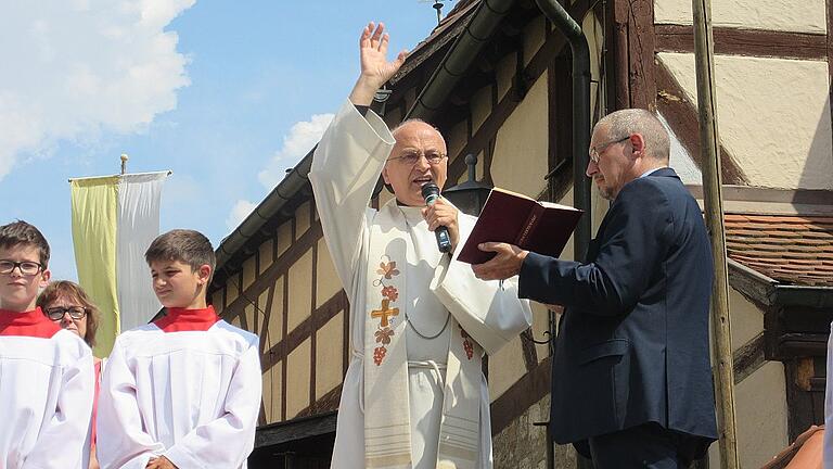 Pfarrer Wiktor Dziedziech erbat Gottes Segen für den fertig gestellten Dorfplatz. Pfarrer Wiktor Dziedziech erbat Gottes Segen für den fertig gestellten Dorfplatz.
