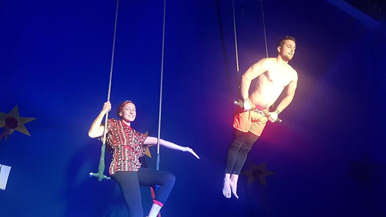 Hoch hinaus wagten sich beim Zirkus-Camp  Angelika Martin (Oberbach) und Samuel Lehr (Dresden). Foto: Ralf Sauer/Volkersberg       -  Hoch hinaus wagten sich beim Zirkus-Camp  Angelika Martin (Oberbach) und Samuel Lehr (Dresden). Foto: Ralf Sauer/Volkersberg