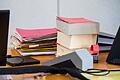 Akten und Gesetzbücher       -  In Gesetzesbüchern lassen sich viele verschachtelte Sätze finden. (Symbolbild)