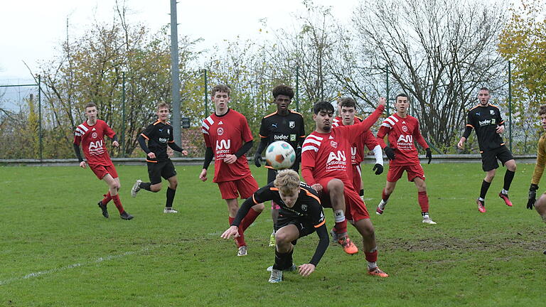 Jugendfußball aus der Bezirksoberliga       -  Bedrängt von einem Spieler der FT Schweinfurt, setzt Tim Wahler von der SG Fuchsstadt zum Flugkopfball an.