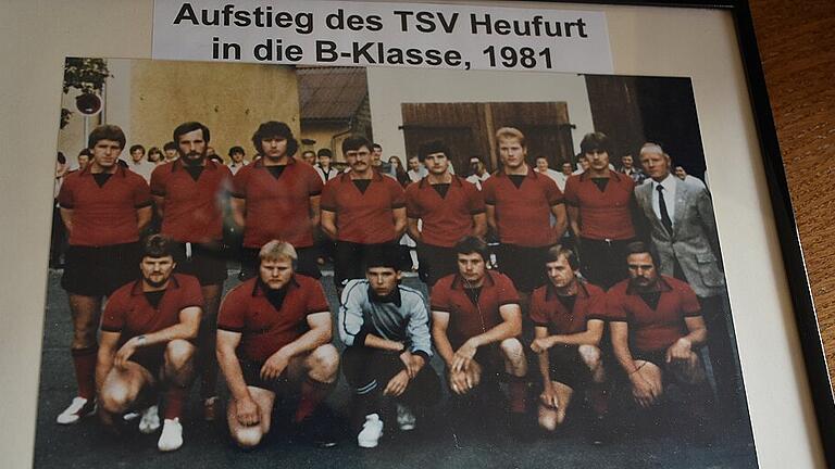 Mit dem Aufstieg in die B-Klasse feierte der TSV Heufurt 1981 den größten Erfolg seiner Vereinsgeschichte. Hinten von links: Günter Petzold, Gerd Faulstich, Andreas Göpfert, Gerold Prinz, Udo Ortloff, Bernhard Jackisch, Jürgen Müller, Vorsitzender Siegfried Jackisch. Vorne von links: Roland Sillmann, Robert Müller, Harald Kümmeth, Manfred Müller, Willi Kümmeth und Herbert Müller.