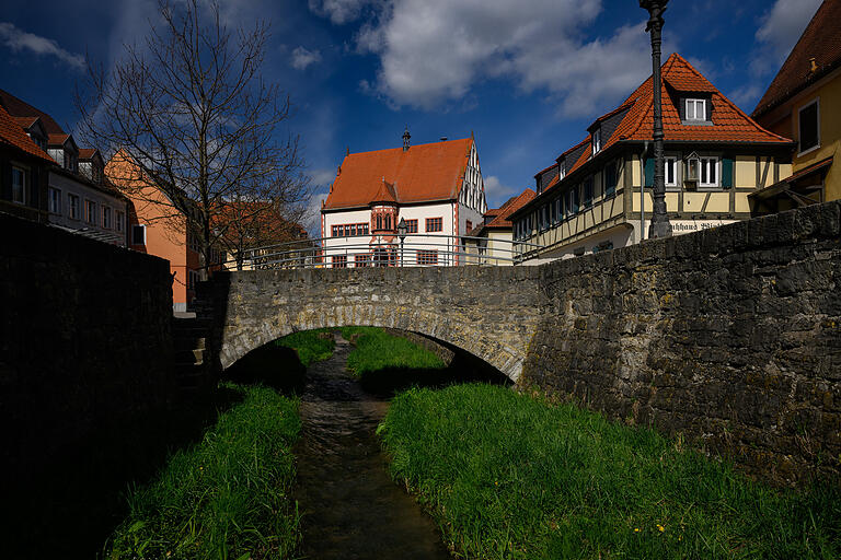 Der Ort Dettelbach leitet seinen Namen von dem kleinen Fluss ab, der sich durch den Ort schlängelt. Wahrzeichen von Dettelbach sind das Rathaus und die in weiten Teilen erhaltene Stadtmauer mit Türmen und Toren. Der Ort Dettelbach leitet seinen Namen von dem kleinen Fluss ab, der sich durch den Ort schlängelt. Wahrzeichen von Dettelbach sind das Rathaus und die in weiten Teilen erhaltene Stadtmauer mit Türmen und Toren.