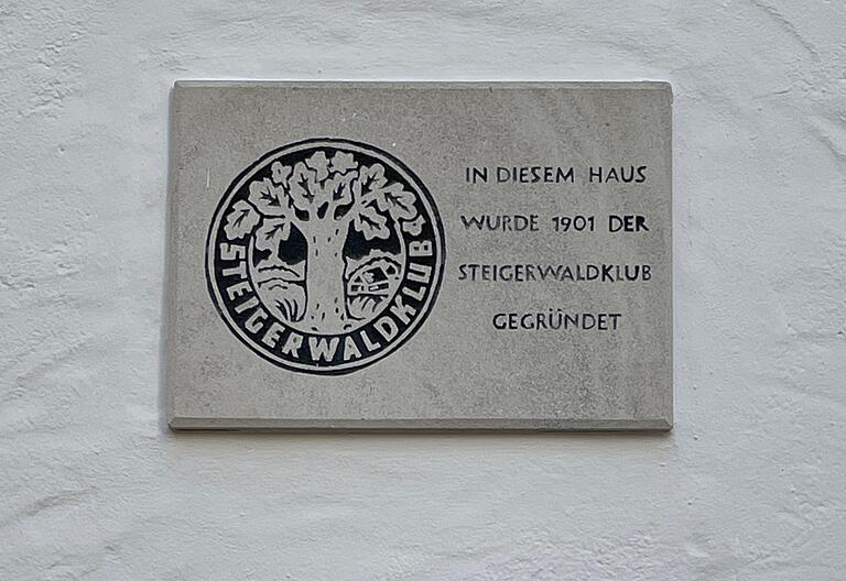 Eine Gedenktafel weist auf das Gründungsjahr des Steigerwaldklubs in dem Gebäude in der Spitalstraße 3 hin.