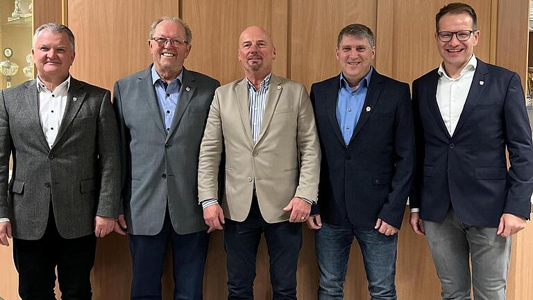 Für jahrelange Vereinstreue bei den Tätsch’rn geehrt (von links): Bernd Kleinhenz, Josef Krug, Axel Zeier und Oskar Bott, rechts Vorsitzender Michael Schäfer.       -  Für jahrelange Vereinstreue bei den Tätsch’rn geehrt (von links): Bernd Kleinhenz, Josef Krug, Axel Zeier und Oskar Bott, rechts Vorsitzender Michael Schäfer.