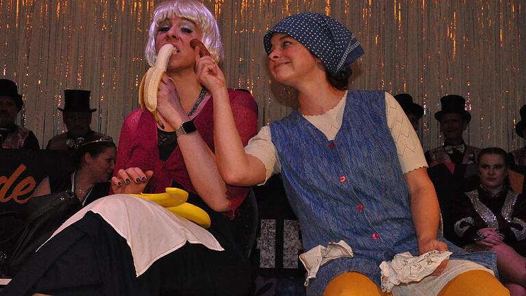 Daniela Ansorg als feine Dame und Silke Löhler als burschikose Putzfrau sorgten mit dem Sketch ohne Worte für Stimmung. Daniela Ansorg als feine Dame und Silke Löhler als burschikose Putzfrau sorgten mit dem Sketch ohne Worte für Stimmung.