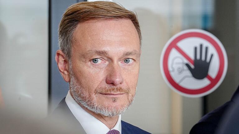 Papier Lindner       -  Finanzminister und FDP-Chef Lindner legt ein neues Grundsatzpapier zur Wirtschaftspolitik vor und heizt die Koalitionsdiskussion weiter an. (Archivfoto)