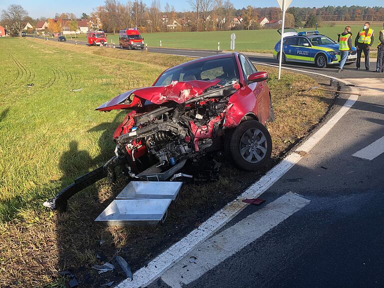 Der Fahrer dieses roten Hyundai hatte die Vorfahrt missachtet. Der Fahrer dieses roten Hyundai hatte die Vorfahrt missachtet.