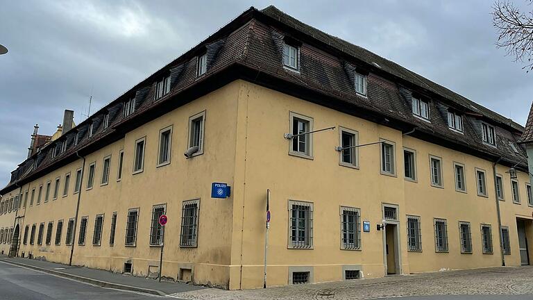 Die Polizeiinspektion am Landwehrplatz in Kitzingen muss noch bis Ende 2029 durchhalten. Die Polizeiinspektion am Landwehrplatz in Kitzingen muss noch bis Ende 2029 durchhalten.