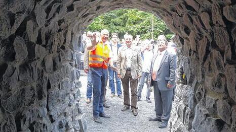 Ein Blick von drinnen nach draußen: Bergbauplanungsleiter Torsten Honkisch führte Bürgermeister Egon Baumann und den stellvertretenden Landrat Demar als Erste in den Stollen. Ein Blick von drinnen nach draußen: Bergbauplanungsleiter Torsten Honkisch führte Bürgermeister Egon Baumann und den stellvertretenden Landrat Demar als Erste in den Stollen.