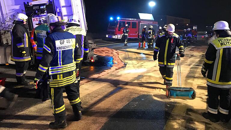 Lkw-Unfall auf der A3 - Weil ein Sattelzug in die Leitplanke gekracht war, musste am Montagmorgen (23.01.16) die Autobahn Würzburg-Frankfurt zwischen Wertheim und Marktheidenfeld gesperrt werden. Lkw-Unfall auf der A3 - Weil ein Sattelzug in die Leitplanke gekracht war, musste am Montagmorgen (23.01.16) die Autobahn Würzburg-Frankfurt zwischen Wertheim und Marktheidenfeld gesperrt werden.