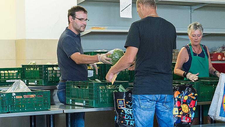 Bei der Ausgabe in der Schweinfurter Tafel am Bergl kommen in der Regel über 100 Personen. Oliver Schikora arbeitete mit. Bei der Ausgabe in der Schweinfurter Tafel am Bergl kommen in der Regel über 100 Personen. Oliver Schikora arbeitete mit.