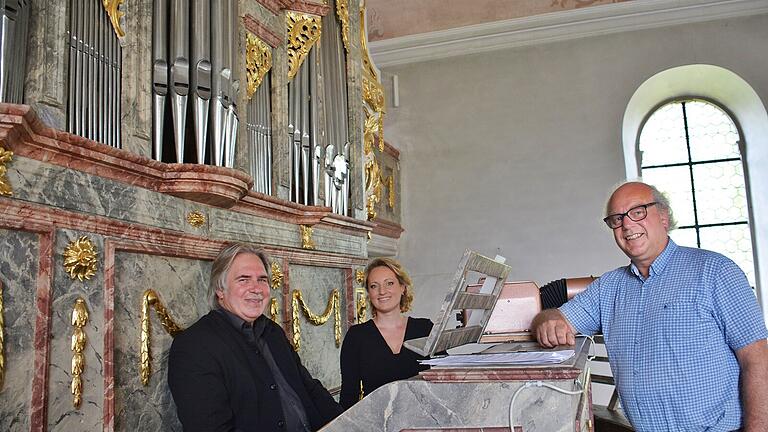 Regionalkantor Peter Rottmann, Sopranistin Yvonne Düring und Orgelbaumeister Christoph Schindler beim 10. Rhöner Orgelsommer in der Saaler Findelbergkirche. Regionalkantor Peter Rottmann, Sopranistin Yvonne Düring und Orgelbaumeister Christoph Schindler beim 10. Rhöner Orgelsommer in der Saaler Findelbergkirche.
