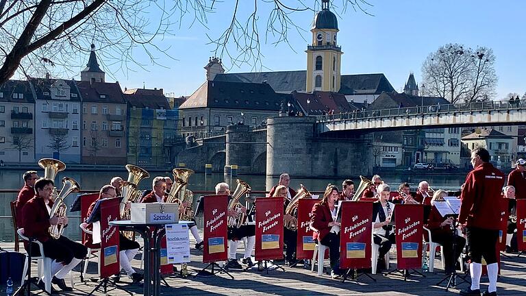 Die Blaskapelle „Die Fränkischen Freunde“, aus dem Landkreis Kitzingen kommend, gibt am verkaufsoffenen Sonntag in Volkach ab 14.30 Uhr auf dem Marktplatz ein Konzert mit böhmischer Blasmusik. Die Blaskapelle „Die Fränkischen Freunde“, aus dem Landkreis Kitzingen kommend, gibt am verkaufsoffenen Sonntag in Volkach ab 14.30 Uhr auf dem Marktplatz ein Konzert mit böhmischer Blasmusik.