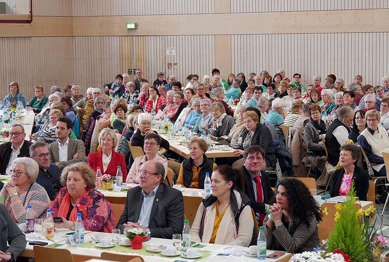 Aufmerksame Zuhörerinnen und Zuhörer beim Landfrauentag in Kürnach.&nbsp;