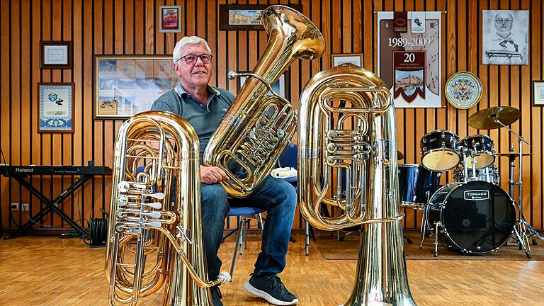 'Als Tubist muss man immer da sein': Bernhard Hupp mit (von links) B-, F- und C-Tuba.