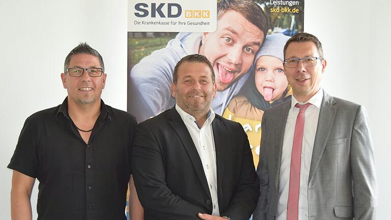 Im Bild (von links): Armin Götz (Personalratsvorsitzender), Jubilar Jörg Jakob und Manfred Warmuth (Vorstand der SKD BKK).