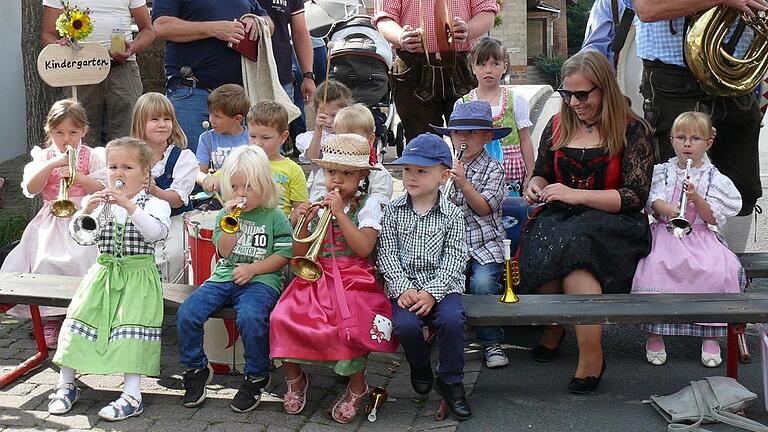 Fescher Nachwuchs: Auch die Kindergartenkinder feierten Kirb und unterstützen die Ober-, Mittel- und Burgsinner Musikanten mit ihren kleinen Instrumenten.