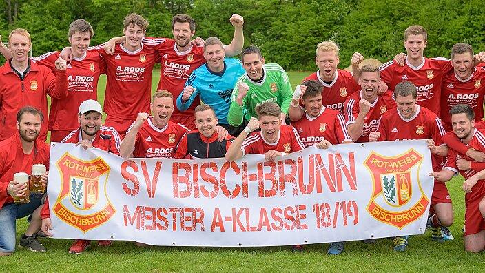 FC Zell - SV Bischbrunn       -  Meister der A-Klasse Würzburg 4, der SV Bischbrunn: (hinten von links)  Christian Lippert, Michael Aulbach (Betreuer), Dominik Weisner, Moritz Thurn, Sebastian Roth, Horst Wiesmann, Michael Maier, Christian Voss, Benjamin Schwarz, Alex Roos (Kapitän), Florian Dreher (Spielertrainer), André Schwab (Betreuer), (unten von links) Jonas Weidner, Dominik Beeger, Jürgen Beeger, David Kaufmann, Max Müller, Nils Dauber, Nicolai Albert, Sebastian Hock und Adrian Ziem.