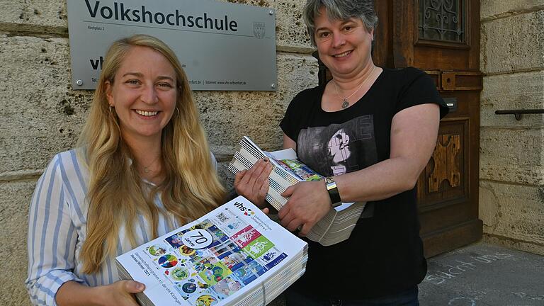 Leitern&nbsp; Jasmin Kleinschroth (links) und Mitarbeiterin Sonja Müller mit den druckfrischen Kursprogrammen für das neue Semester der Vhs Ochsenfurt.