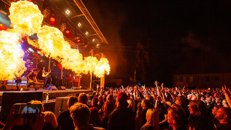 Die Rammstein Coverband Stahlzeit spielte auf Schloss Eyrichshof bei Ebern am Samstag, 30 Juli 2022 bei bester Stimmung und ausverkaufter Location.