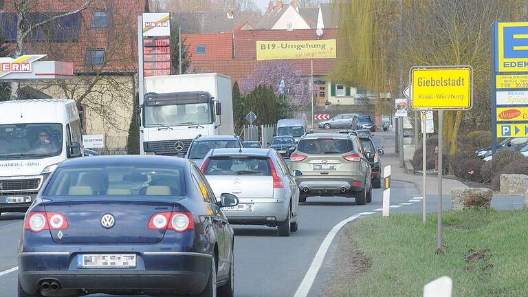 Viele Giebelstadter fordern seit Jahren eine Entlastung vom Verkehr der B 19. Doch mit der geplanten Umgehungsstraße sind nicht alle einverstanden.